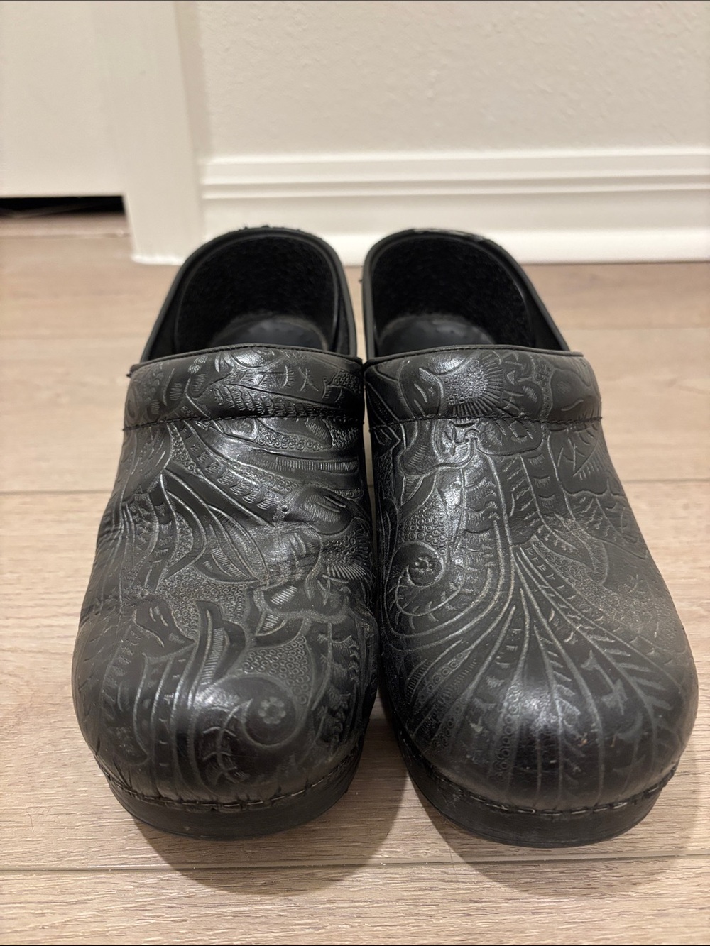 Dansko Professional Black Tooled Leather Clog Size 39/(US Size Womenβs 8.5/9)